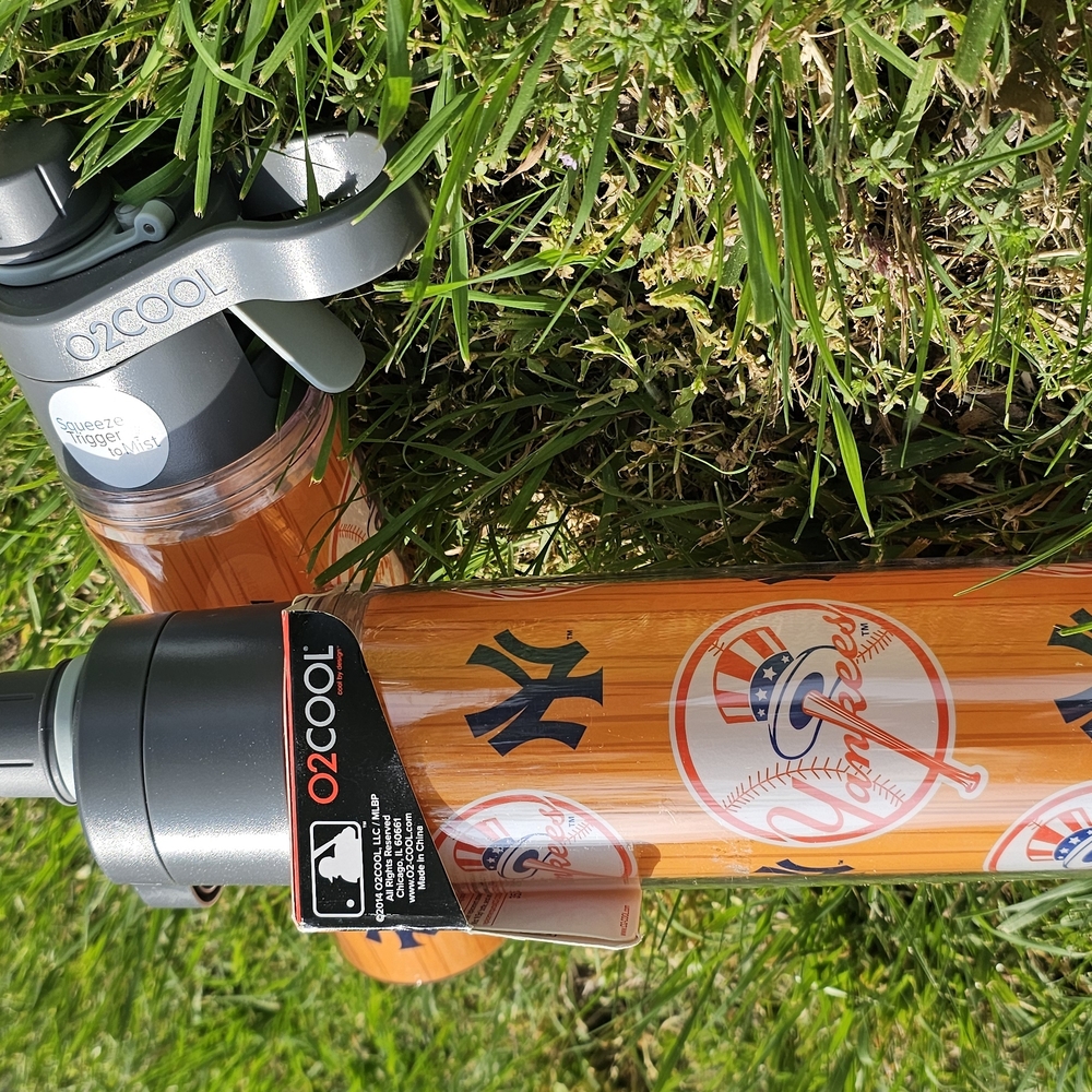 Set Of 2.  O2Cool New York Yankees Water Bottles